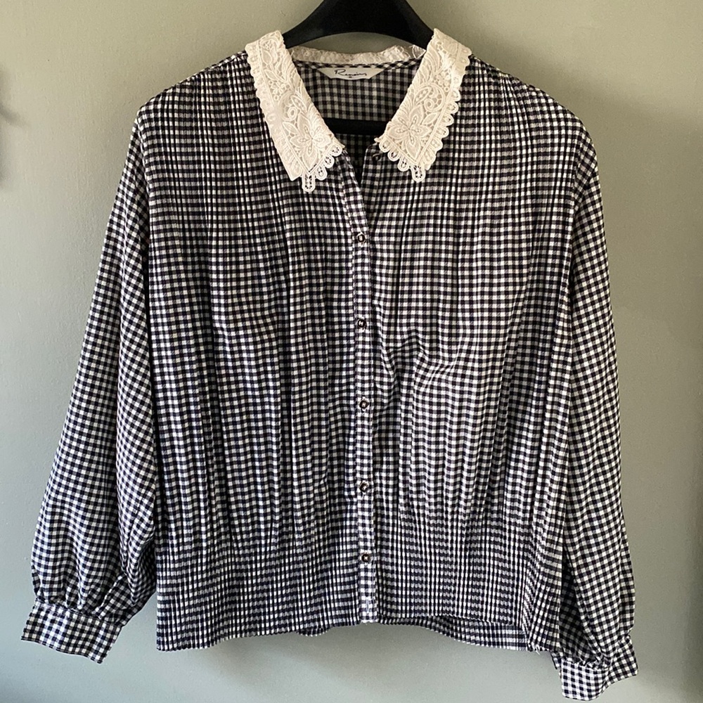 Checkered blouse with lacy collar